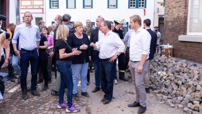 Bundeskanzlerin Angela Merkel und Ministerpräsident Armin Laschet in Bad Münstereifel
