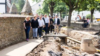 Bundeskanzlerin Angela Merkel und Ministerpräsident Armin Laschet in Bad Münstereifel