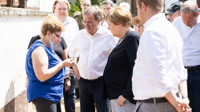 Bundeskanzlerin Angela Merkel und Ministerpräsident Armin Laschet in Bad Münstereifel