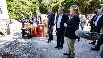 Bundeskanzlerin Angela Merkel und Ministerpräsident Armin Laschet im Märkischen Kreis und in Hagen
