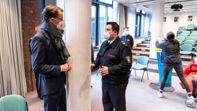 Ministerpräsident Wüst und Oberbürgermeisterin Reker besuchen mobiles Impfangebot in Köln Kalk