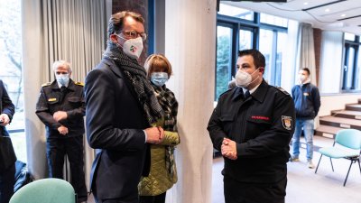 Ministerpräsident Wüst und Oberbürgermeisterin Reker besuchen mobiles Impfangebot in Köln Kalk