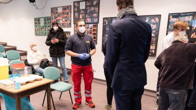 Ministerpräsident Wüst und Oberbürgermeisterin Reker besuchen mobiles Impfangebot in Köln Kalk