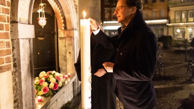 Anzünden einer Kerze vor der Kirche