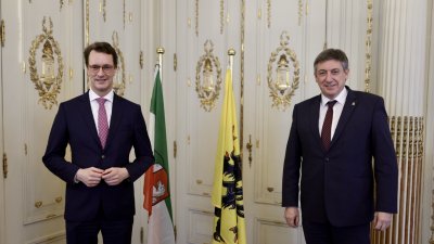 Gruppenfoto vor Flaggen