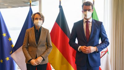 Gemeinsames Foto vor Flaggen