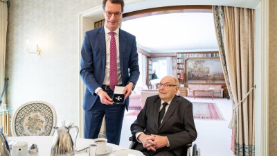 Ministerpräsident Wüst ehrt Heinz Becker aus Steinheim mit dem Landesverdienstorden