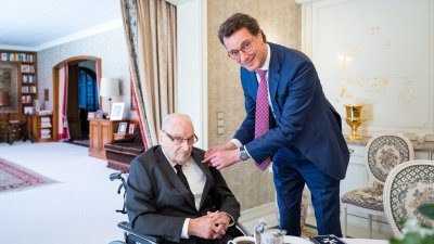 Ministerpräsident Wüst ehrt Heinz Becker aus Steinheim mit dem Landesverdienstorden
