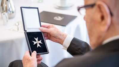 Ministerpräsident Wüst ehrt Heinz Becker aus Steinheim mit dem Landesverdienstorden