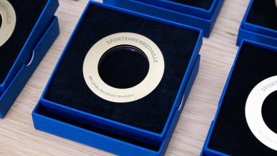 Ministerpräsident Hendrik Wüst ehrt die nordrhein-westfälischen Medaillengewinnerinnen und -gewinner und Teilnehmerinnen und Teilnehmer bei den Olympischen Winterspielen 2022