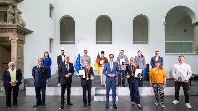 Ministerpräsident Hendrik Wüst ehrt die nordrhein-westfälischen Medaillengewinnerinnen und -gewinner und Teilnehmerinnen und Teilnehmer bei den Olympischen Winterspielen 2022