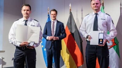 Ministerpräsident Hendrik Wüst verleiht die Rettungsmedaille des Landes Nordrhein-Westfalen 