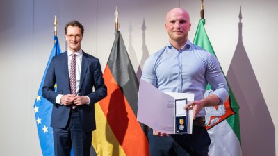 Ministerpräsident Hendrik Wüst verleiht die Rettungsmedaille des Landes Nordrhein-Westfalen 