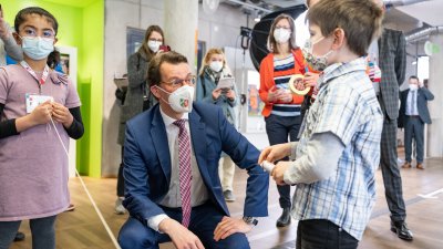 Ministerpräsident Hendrik Wüst besucht die Junior Uni in Wuppertal