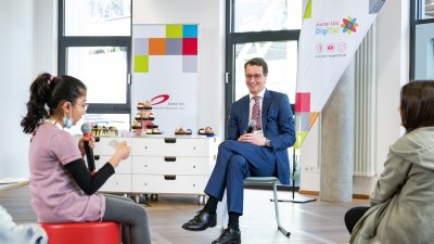 Ministerpräsident Hendrik Wüst besucht die Junior Uni in Wuppertal