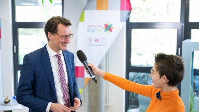 Ministerpräsident Hendrik Wüst besucht die Junior Uni in Wuppertal