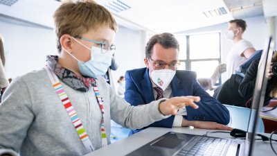 Ministerpräsident Hendrik Wüst besucht die Junior Uni in Wuppertal