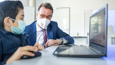 Ministerpräsident Hendrik Wüst besucht die Junior Uni in Wuppertal