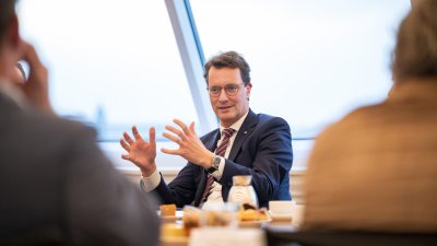 Ministerpräsident Hendrik Wüst im Austausch mit Einsamkeitsexperten der Enquetekommission Einsamkeit