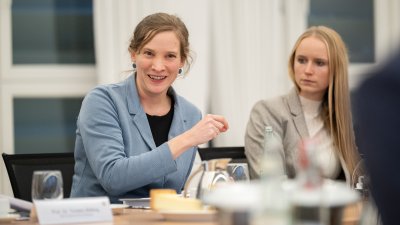 Ministerpräsident Hendrik Wüst im Austausch mit Einsamkeitsexperten der Enquetekommission Einsamkeit