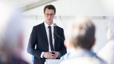 Ministerpräsident Hendrik Wüst besucht das Duisburg Gateway Terminal 