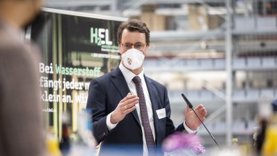 Ministerpräsident Hendrik Wüst besucht Cummins Hydrogenics in Herten