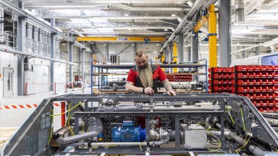 Ministerpräsident Hendrik Wüst besucht Cummins Hydrogenics in Herten