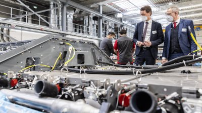 Ministerpräsident Hendrik Wüst besucht Cummins Hydrogenics in Herten