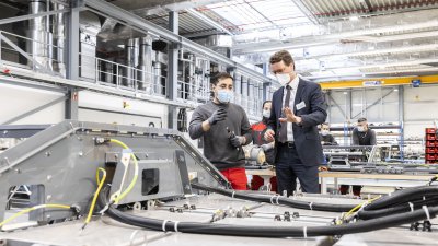 Ministerpräsident Hendrik Wüst besucht Cummins Hydrogenics in Herten