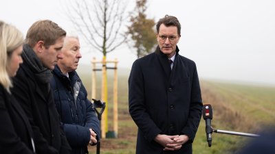 Ministerpräsident Hendrik Wüst pflanzt Erinnerungsbaum im Gedenken an die Opfer der Hochwasserkatastrophe in Nordrhein-Westfalen