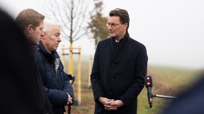 Ministerpräsident Hendrik Wüst pflanzt Erinnerungsbaum im Gedenken an die Opfer der Hochwasserkatastrophe in Nordrhein-Westfalen