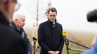 Ministerpräsident Hendrik Wüst pflanzt Erinnerungsbaum im Gedenken an die Opfer der Hochwasserkatastrophe in Nordrhein-Westfalen