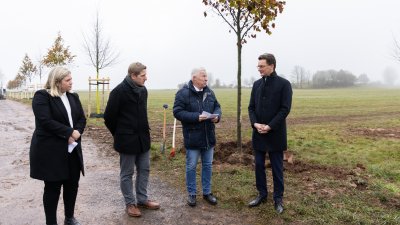 Ministerpräsident Hendrik Wüst pflanzt Erinnerungsbaum im Gedenken an die Opfer der Hochwasserkatastrophe in Nordrhein-Westfalen