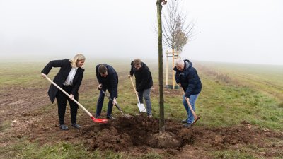 Ministerpräsident Hendrik Wüst pflanzt Erinnerungsbaum im Gedenken an die Opfer der Hochwasserkatastrophe in Nordrhein-Westfalen
