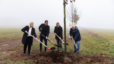 Ministerpräsident Hendrik Wüst pflanzt Erinnerungsbaum im Gedenken an die Opfer der Hochwasserkatastrophe in Nordrhein-Westfalen