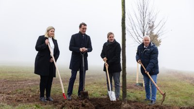 Ministerpräsident Hendrik Wüst pflanzt Erinnerungsbaum im Gedenken an die Opfer der Hochwasserkatastrophe in Nordrhein-Westfalen