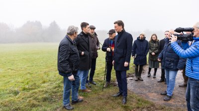 Ministerpräsident Hendrik Wüst pflanzt Erinnerungsbaum im Gedenken an die Opfer der Hochwasserkatastrophe in Nordrhein-Westfalen