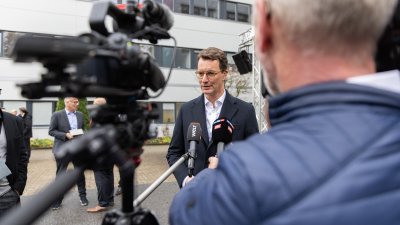 Ministerpräsident Hendrik Wüst besucht Infineon Technologies AG in Warstein