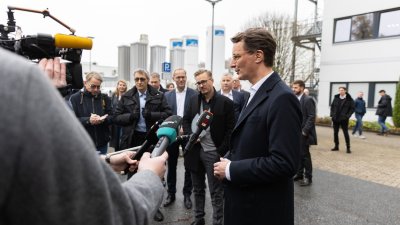 Ministerpräsident Hendrik Wüst besucht Infineon Technologies AG in Warstein