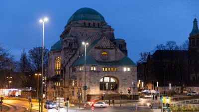 Ministerpräsident Hendrik Wüst nimmt am Festakt zum Entzünden der fünften Chanukka-Kerze in der Alten Synagoge Essen teil