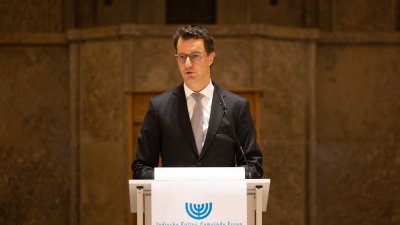 Ministerpräsident Hendrik Wüst nimmt am Festakt zum Entzünden der fünften Chanukka-Kerze in der Alten Synagoge Essen teil
