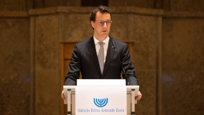 Ministerpräsident Hendrik Wüst nimmt am Festakt zum Entzünden der fünften Chanukka-Kerze in der Alten Synagoge Essen teil