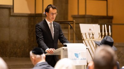 Ministerpräsident Hendrik Wüst nimmt am Festakt zum Entzünden der fünften Chanukka-Kerze in der Alten Synagoge Essen teil