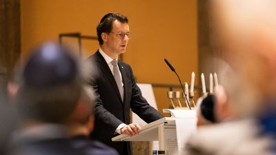 Ministerpräsident Hendrik Wüst nimmt am Festakt zum Entzünden der fünften Chanukka-Kerze in der Alten Synagoge Essen teil