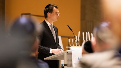 Ministerpräsident Hendrik Wüst nimmt am Festakt zum Entzünden der fünften Chanukka-Kerze in der Alten Synagoge Essen teil