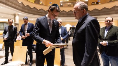 Ministerpräsident Hendrik Wüst nimmt am Festakt zum Entzünden der fünften Chanukka-Kerze in der Alten Synagoge Essen teil