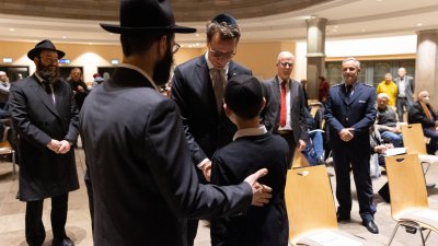 Ministerpräsident Hendrik Wüst nimmt am Festakt zum Entzünden der fünften Chanukka-Kerze in der Alten Synagoge Essen teil