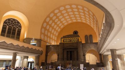 Ministerpräsident Hendrik Wüst nimmt am Festakt zum Entzünden der fünften Chanukka-Kerze in der Alten Synagoge Essen teil