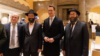 Ministerpräsident Hendrik Wüst nimmt am Festakt zum Entzünden der fünften Chanukka-Kerze in der Alten Synagoge Essen teil