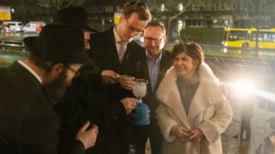 Ministerpräsident Hendrik Wüst nimmt am Festakt zum Entzünden der fünften Chanukka-Kerze in der Alten Synagoge Essen teil